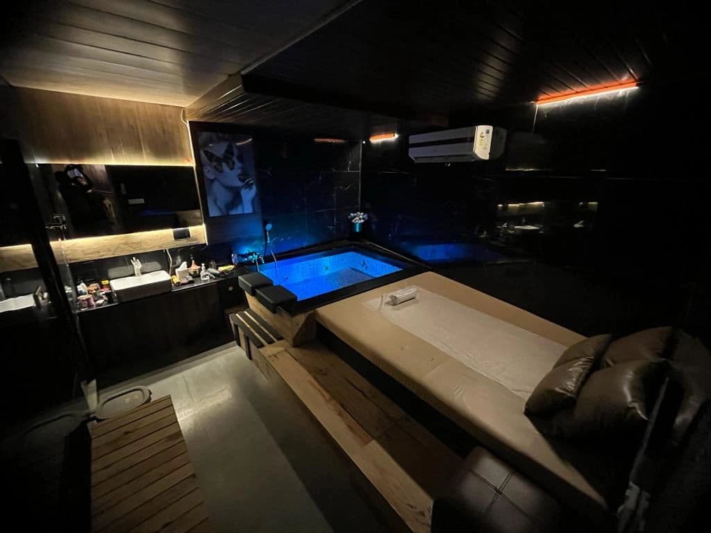 A9 Spa (Luxurious Spa & Jacuzzi)